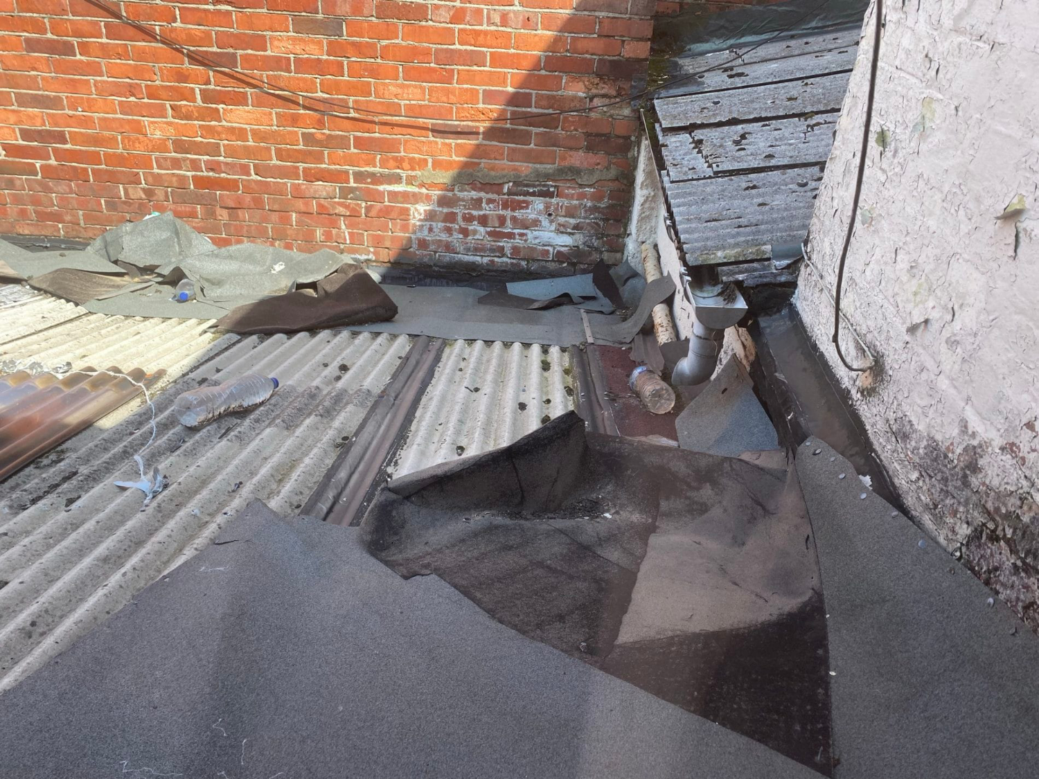 External roof image of a dilapidated Chinese Takeaway in Havant showing a corrugated roof which needs replacing